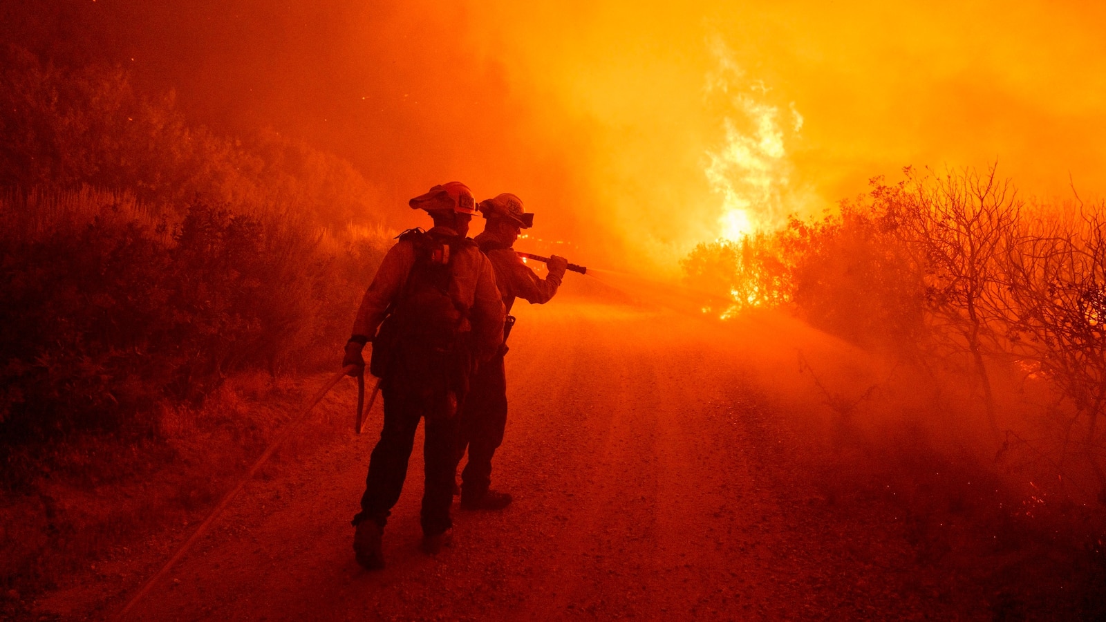 Wildfire near LA spreads to 11,000 acres, sparking evacuations