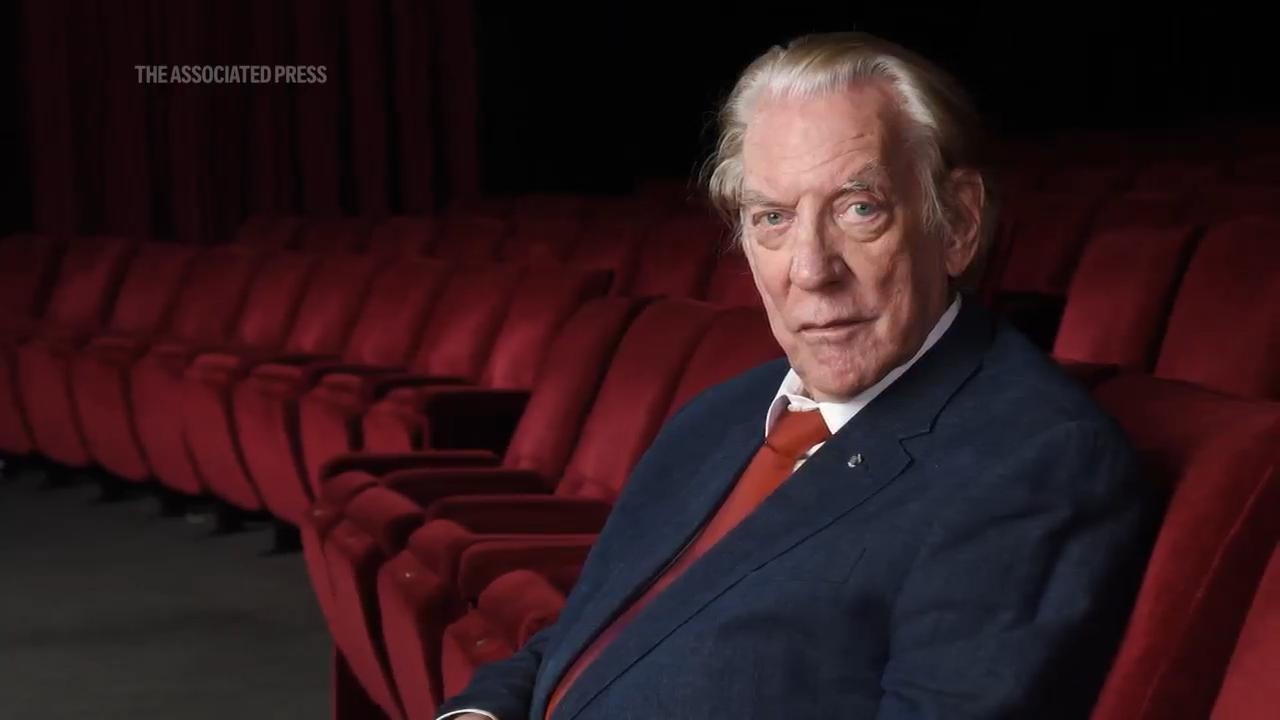 Donald Sutherland, Acclaimed Actor Known for Roles in 'M.A.S.H.' and 'Hunger Games,' Dies at 88