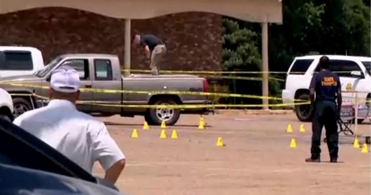 3 Killed, 10 Wounded in Shooting Outside Arkansas Grocery Store