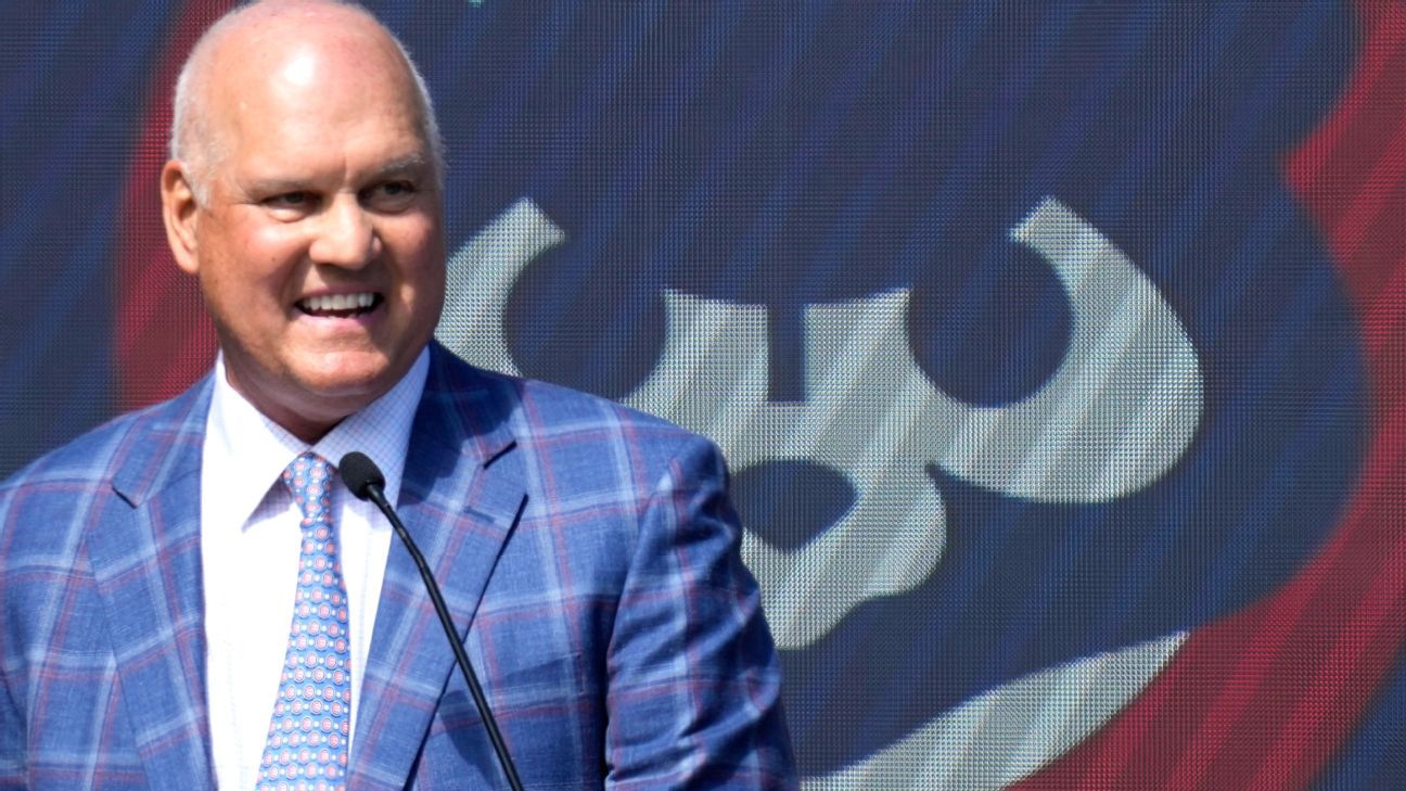 Cubs Honor Ryne Sandberg with Statue at Wrigley Field