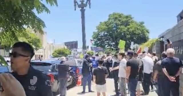 Pro-Palestinian Mob Targets Synagogue in Los Angeles